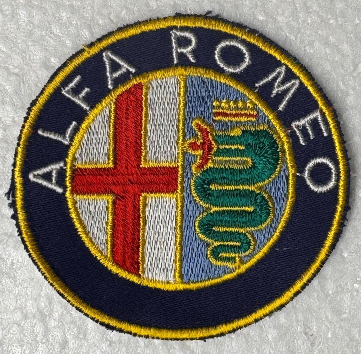 Alfa Romeo Toppe: Vintage Alfa Romeo gestickter Patch Logo Wappen Schild – Usato da Andwil SG venduto da Ariisa1234