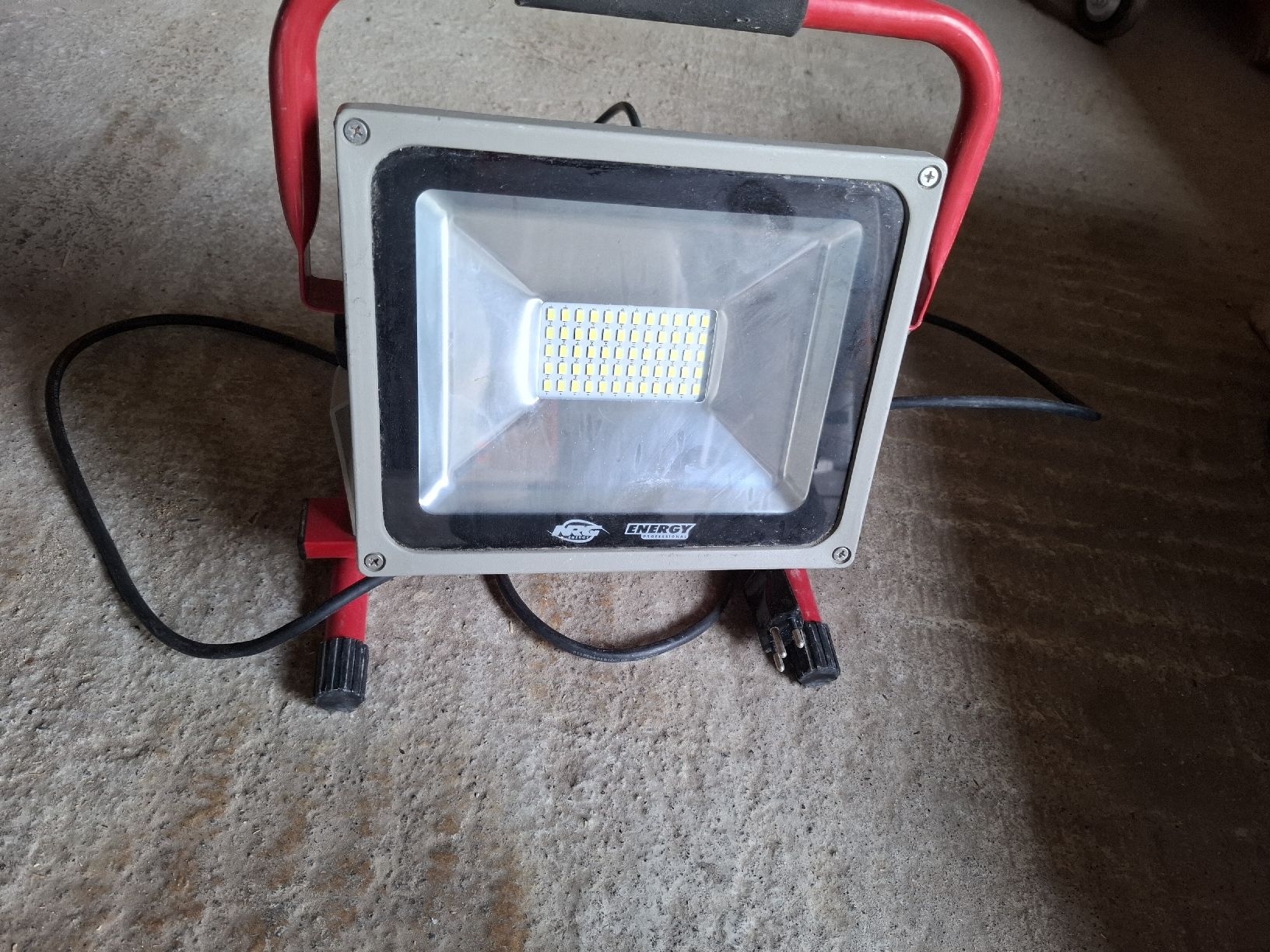 Lampade: LED-Baustrahler / Arbeitsstrahler mit Standgestell – Usato da Hünenberg venduto da extradesale
