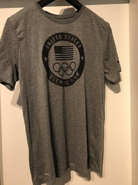 Nike T-shirt: T-shirt NIKE olympic gris L – Usato da Muri b. Bern venduto da YSA