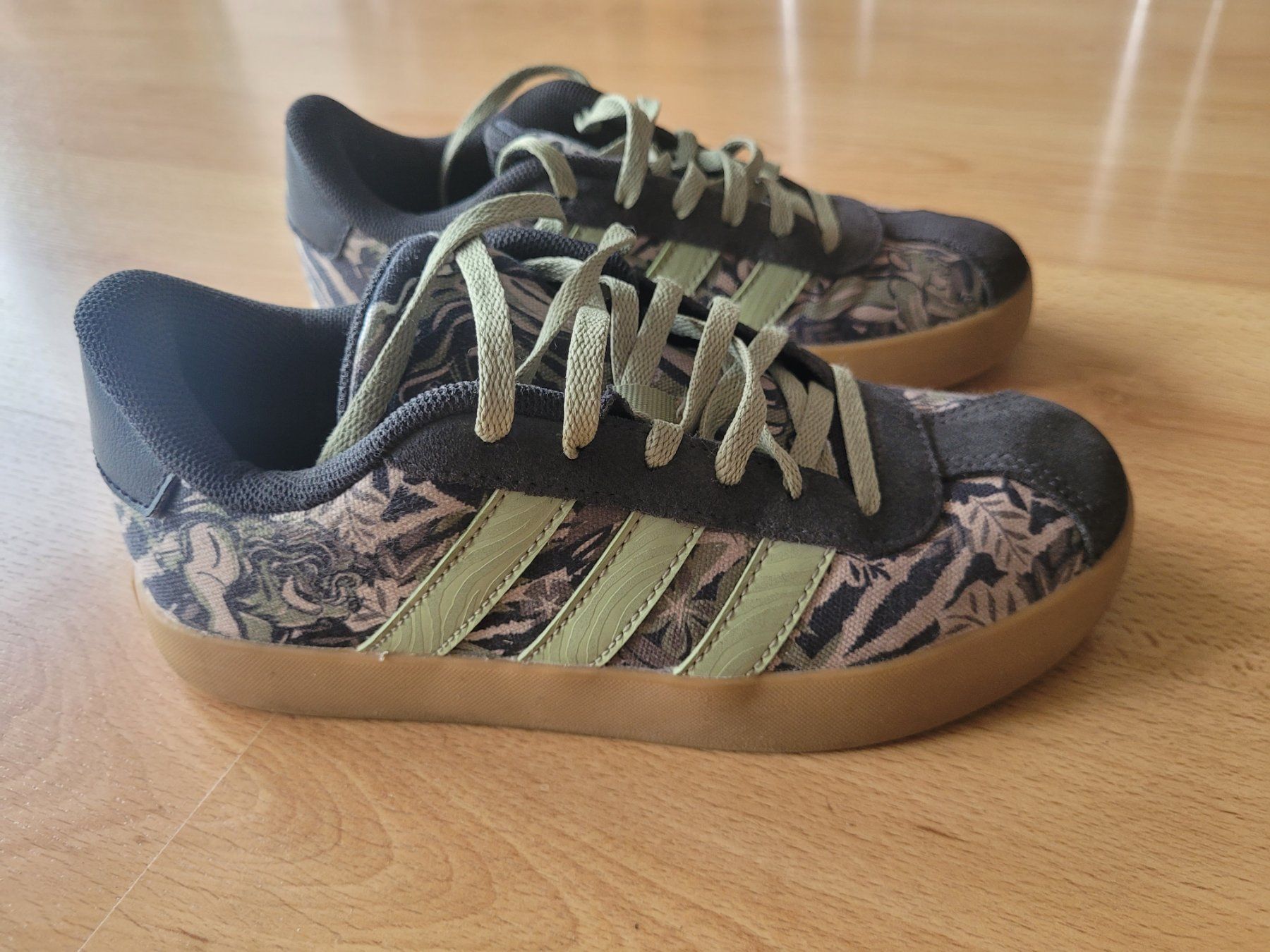 Adidas Herrenschuhe: Adidas Sneakers Kinder – Gebraucht aus Luzern von Sainte-Victoire