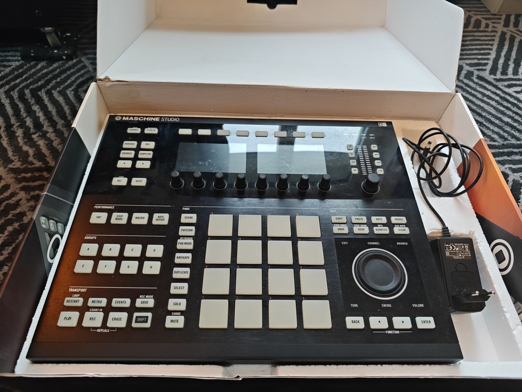 Native Instruments Strumenti musicali: Native Instruments Maschine Studio - Top Zustand! – Usato da Eglisau venduto da LUXEvents 2
