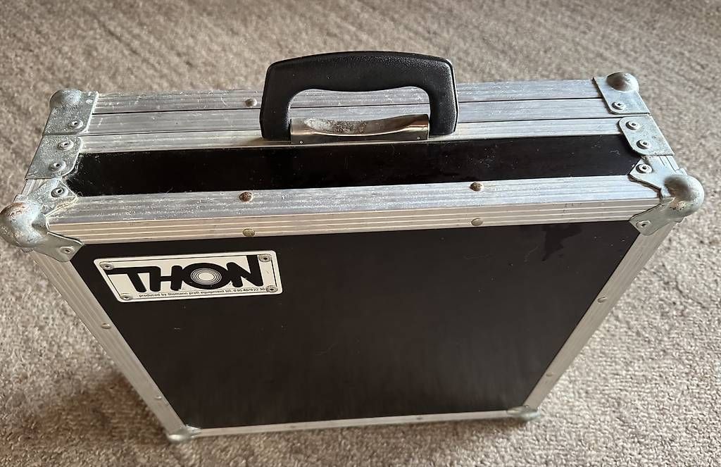 Strumenti musicali: Line 6 M13 Stompbox Modeler inkl. robustem Thon Flightcase – Usato da Birr venduto da Dida110 1