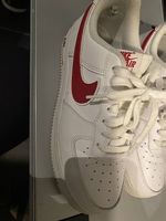 Nike Air Force 1 in weiss/rot