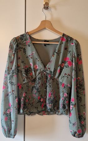Trendige Bluse mit Blumenmuster, Grösse L, Top Zustand!