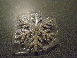Brosche Schneeflocke, silberfarbig/weisse Steinchen