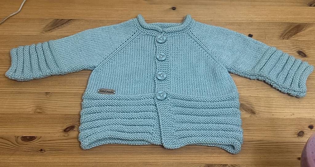 Vestes & Manteaux:  Handgestrickte Baby-Strickjacke  Hellblau – Neuf avec emballage d'origine à Wollerau par ALPERA