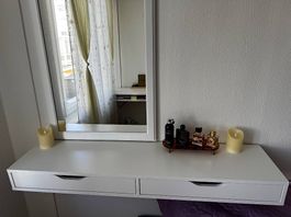 Coiffeuse IKEA avec miroir