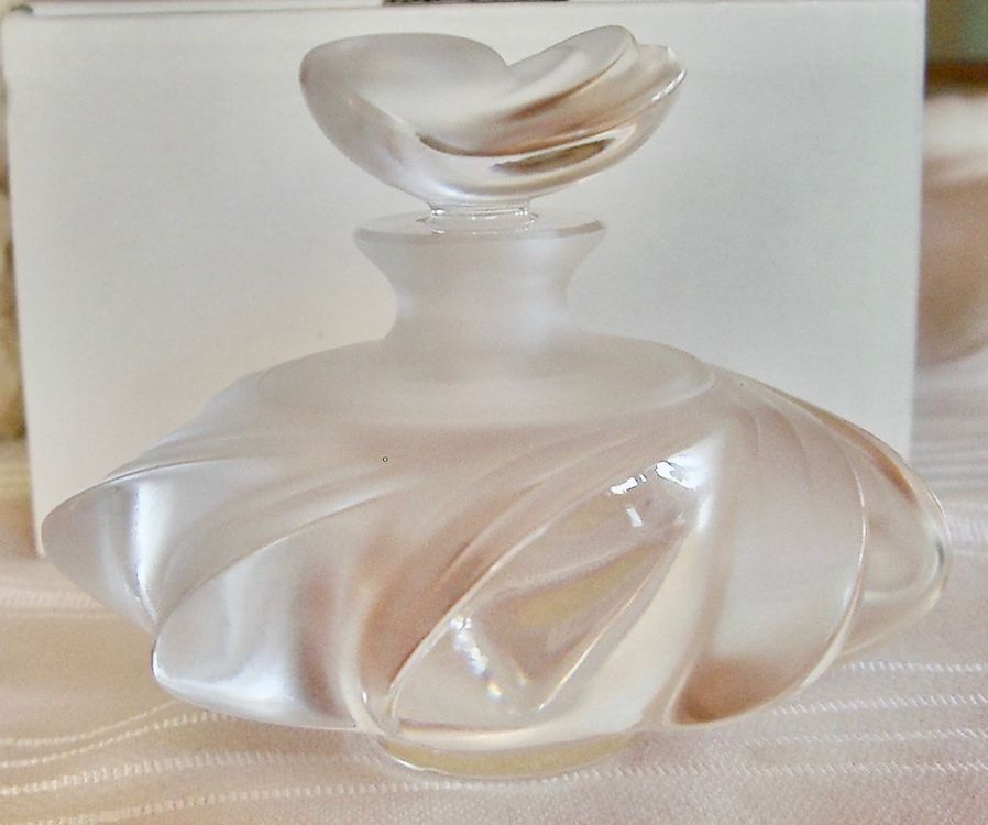 Lalique Flaconi: LALIQUE CHRISTAL PARIS Parfum Flacon SAMOA – Nuovo e nell'imballaggio originale da Winkel venduto da gabriele56