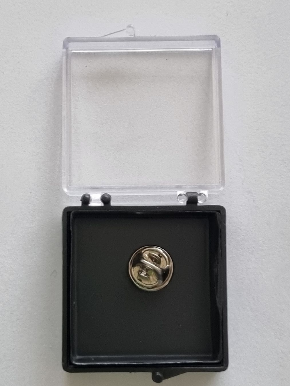 Placchette & Badge: Neuer REGA Flugzeug Pin im Etui – Nuovo e nell'imballaggio originale da Laupen BE venduto da Bombers 1