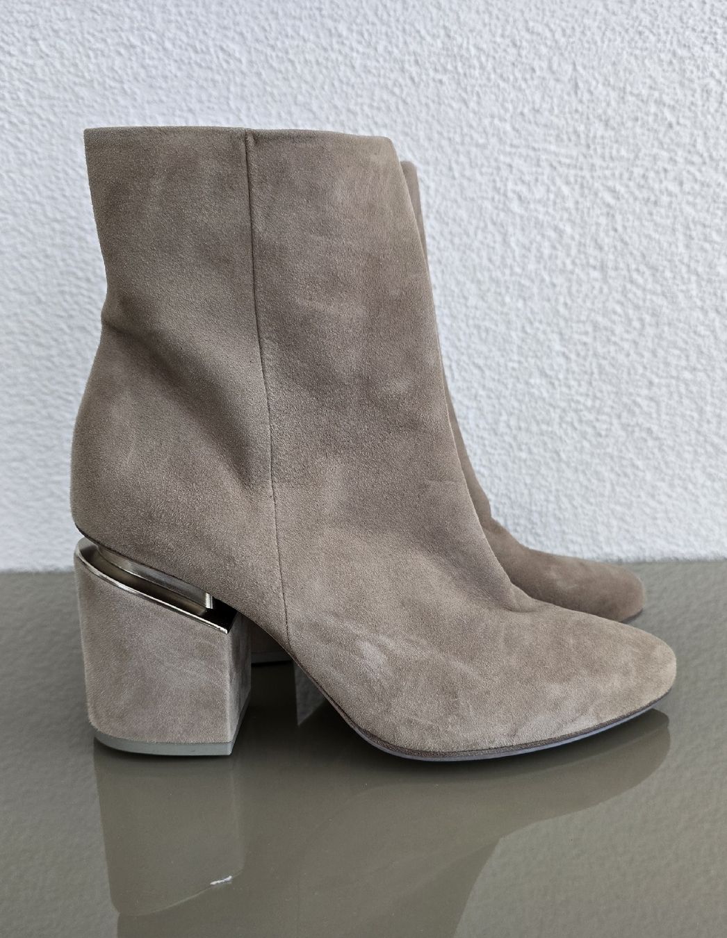 Vic Matié Scarpe da donna: Stiefelette VicMatie 36 Wildleder taupe – Nuovo e nell'imballaggio originale da Untereggen venduto da cla_kb2w