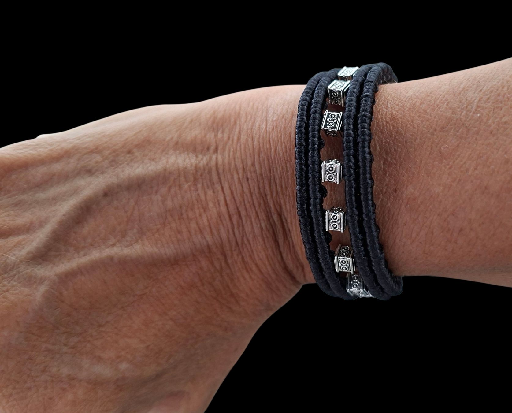 Bracciali & Braccialetti: Exclusives Armband mit quadratischen Silber-Perlen. Handmade – Nuovo (secondo la descrizione) da Luzern venduto da Bbig 1