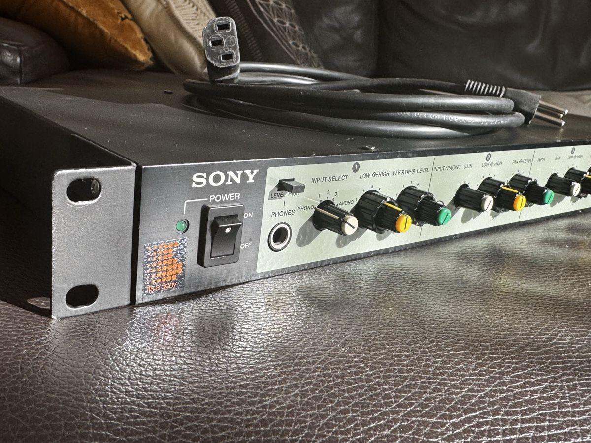 Sony Console di mixaggio: Sony MU-X051 Audio Mixer – Usato da Zürich venduto da 1cut2 2
