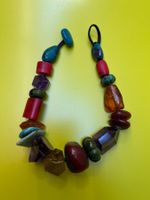 Massives collier mit kristallen, bernstein, türkisen, jade u
