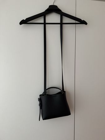 Schwarze Umhängetasche von Arket