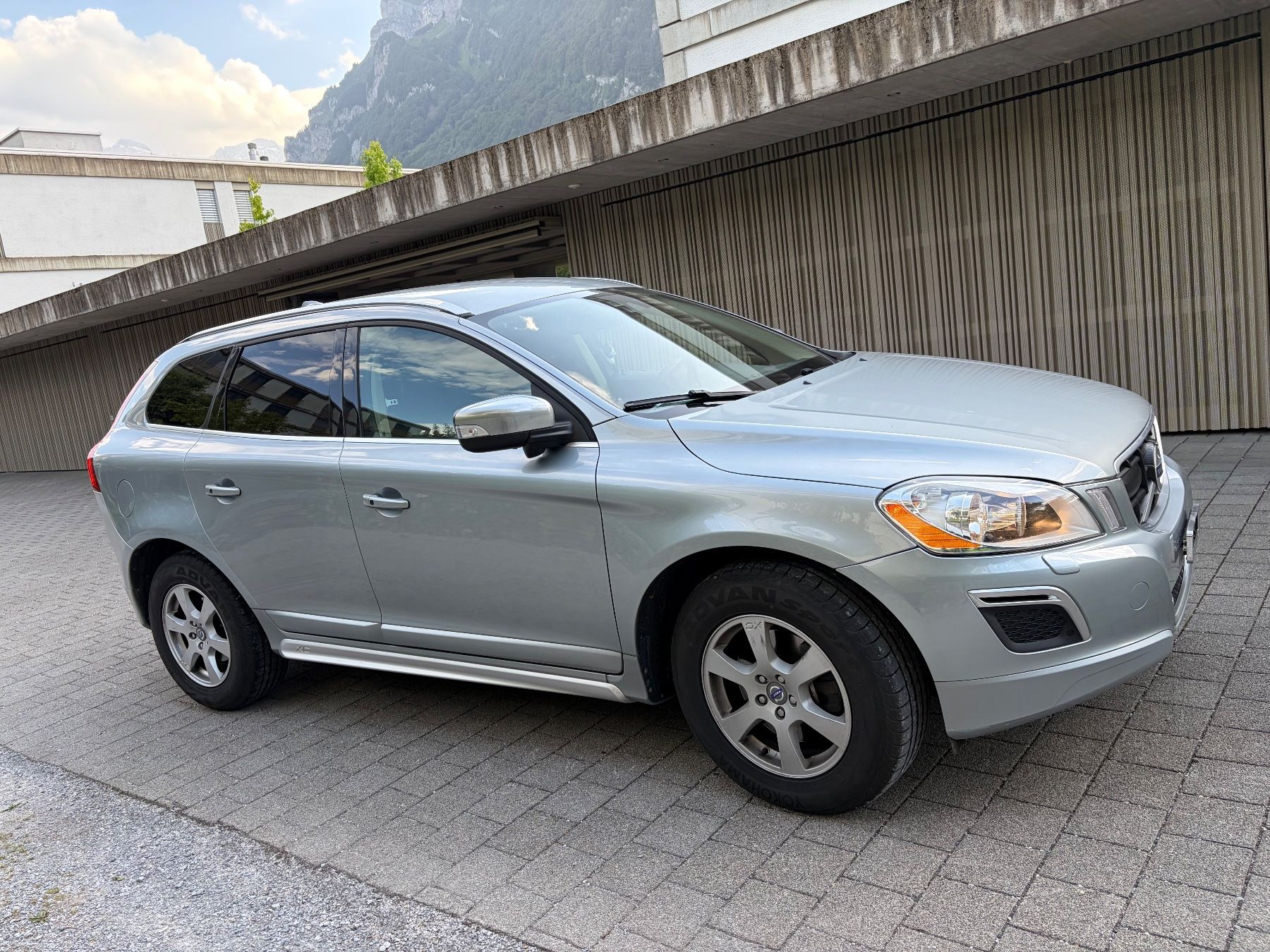 Volvo Automobili: Volvo XC60 R-Design AWD mit AHK Automat! – Usato da Näfels venduto da 8532_ 2