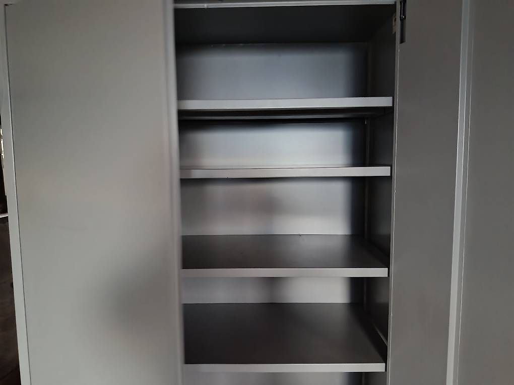 Armoires: Metallschrank gebraucht – D'occasion à Inkwil par bienchen1983 1
