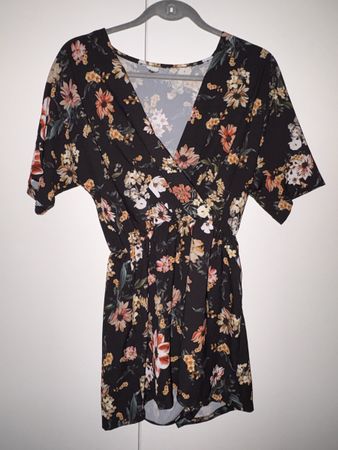 Kurzer Jumpsuit Blumenmuster Bershka