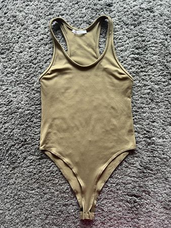 Khakifarbener Body von Zara, Grösse S