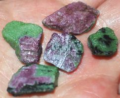 Mineralien Set L-3293 – Rubin Zoisit roh 100 Karat