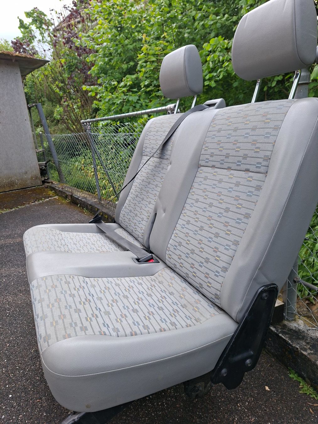 VW Toutes les pièces auto: VW T5 2er Sitzbank – D'occasion à Flüh par Marcboenzli 1