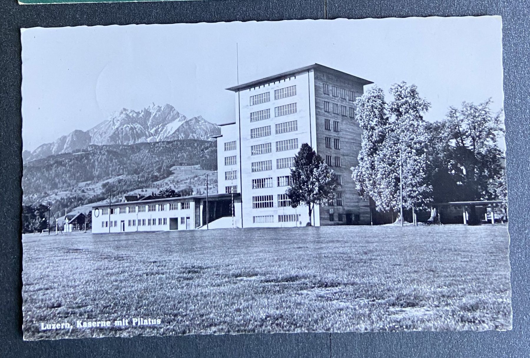 Cartoline postali: AK Luzern Kaserne mit Pilatus – Usato da Böckten venduto da Hansi36