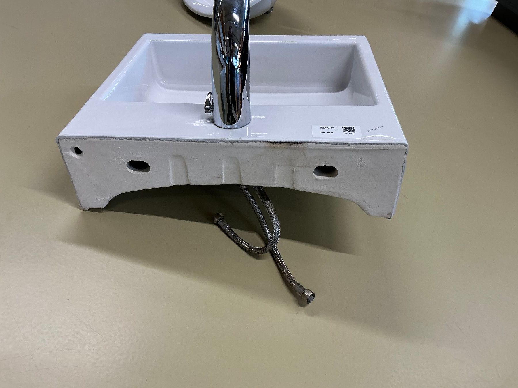 Laufen Lavabi & lavandini: Quadratisches Lavabo – Usato da Zug venduto da Bauteile-Zug 1