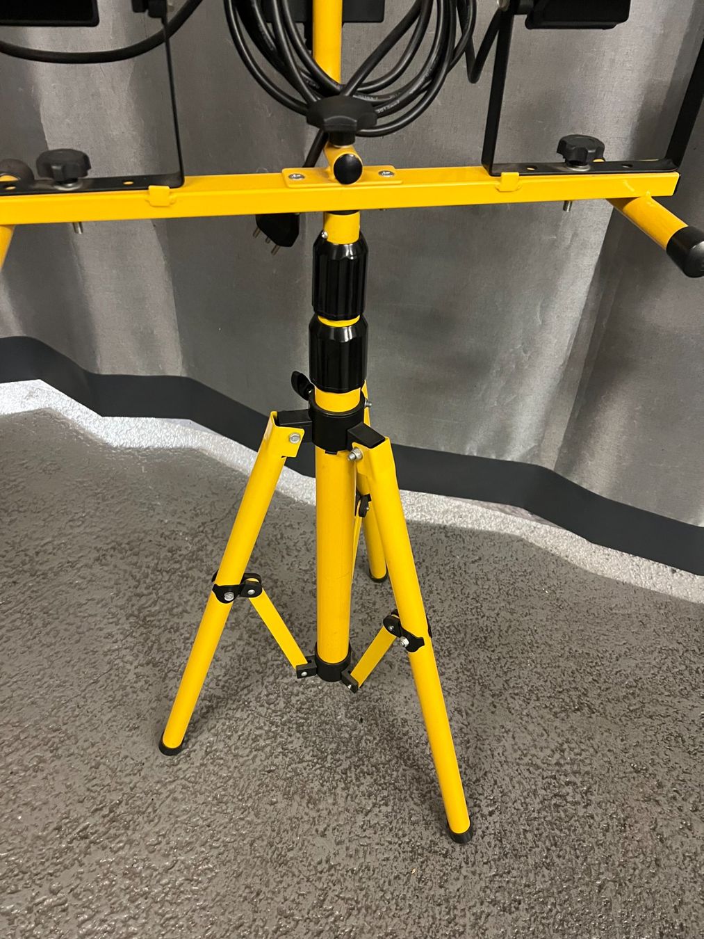 Lampade: Baustrahler mit Stativ, Doppelstrahler, gut erhalten, hell! – Usato da Hallwil venduto da Tintoyland 3