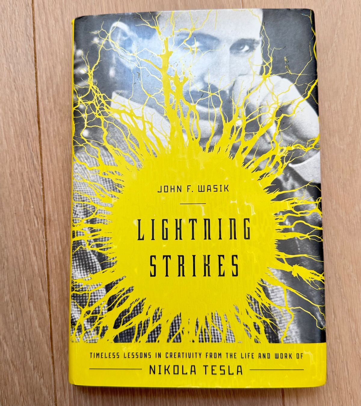 Libri: Lightning Strikes: Timeless Lessons in Creativity from Tesla – Usato da Denges venduto da peumens