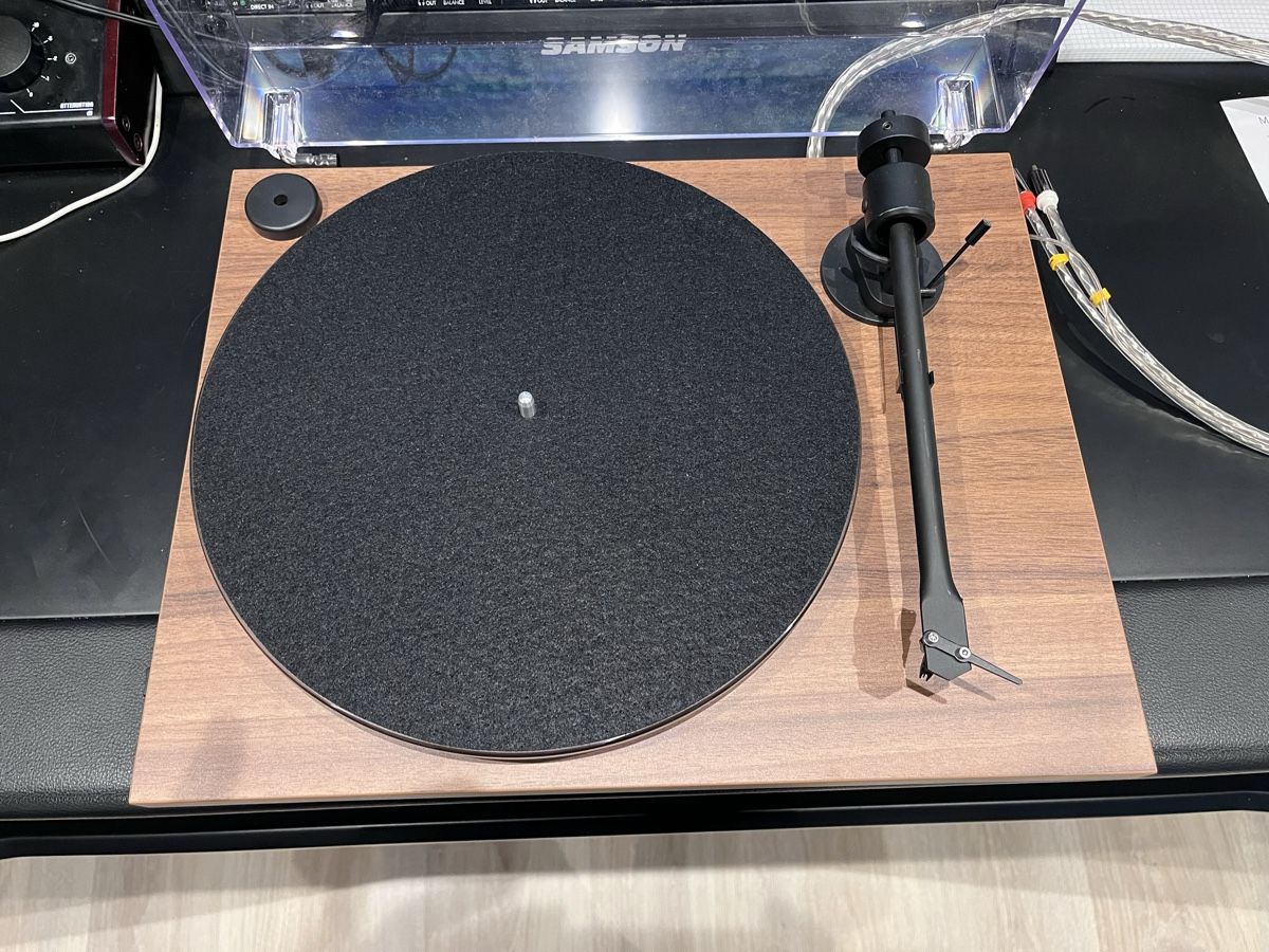 Pro-ject Giradischi: Pro-ject T1 EVO walnut turntable – Usato da La Tour-de-Peilz venduto da m.bedwani