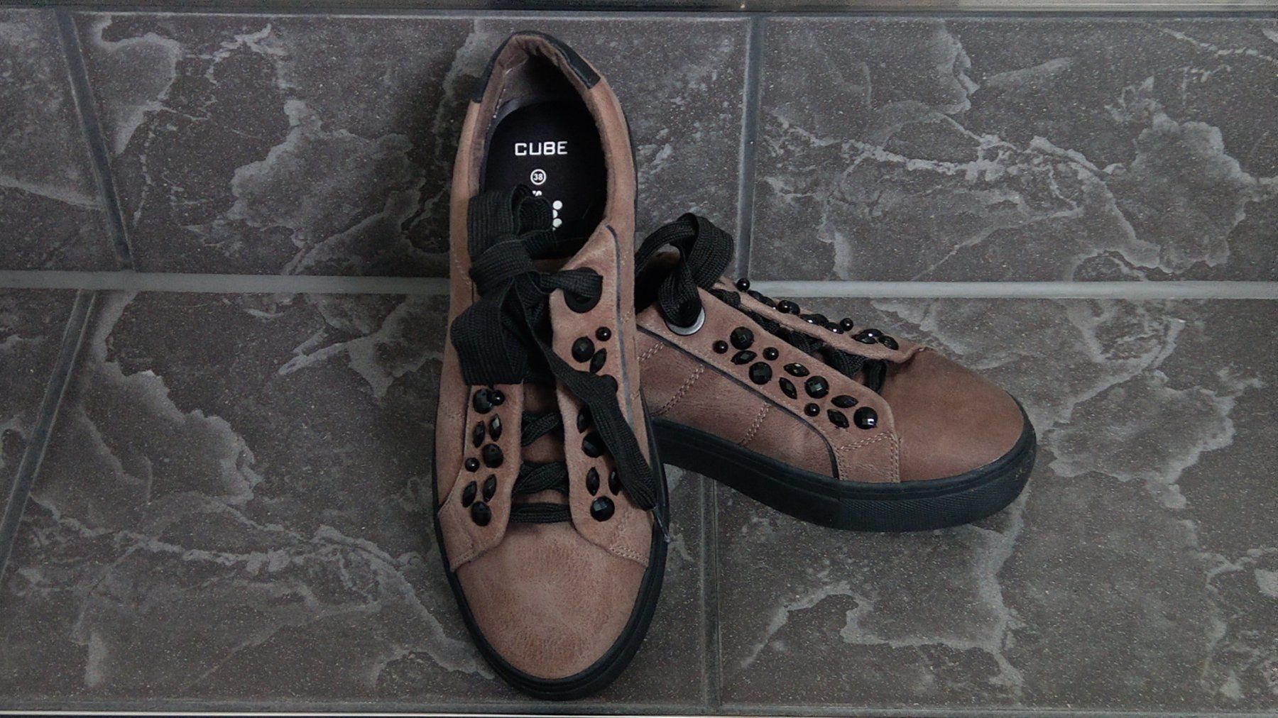 Scarpe da donna: Sneaker & Sportschuhe Gr. 38 – Nuovo (secondo la descrizione) da Walterswil SO venduto da Myannick