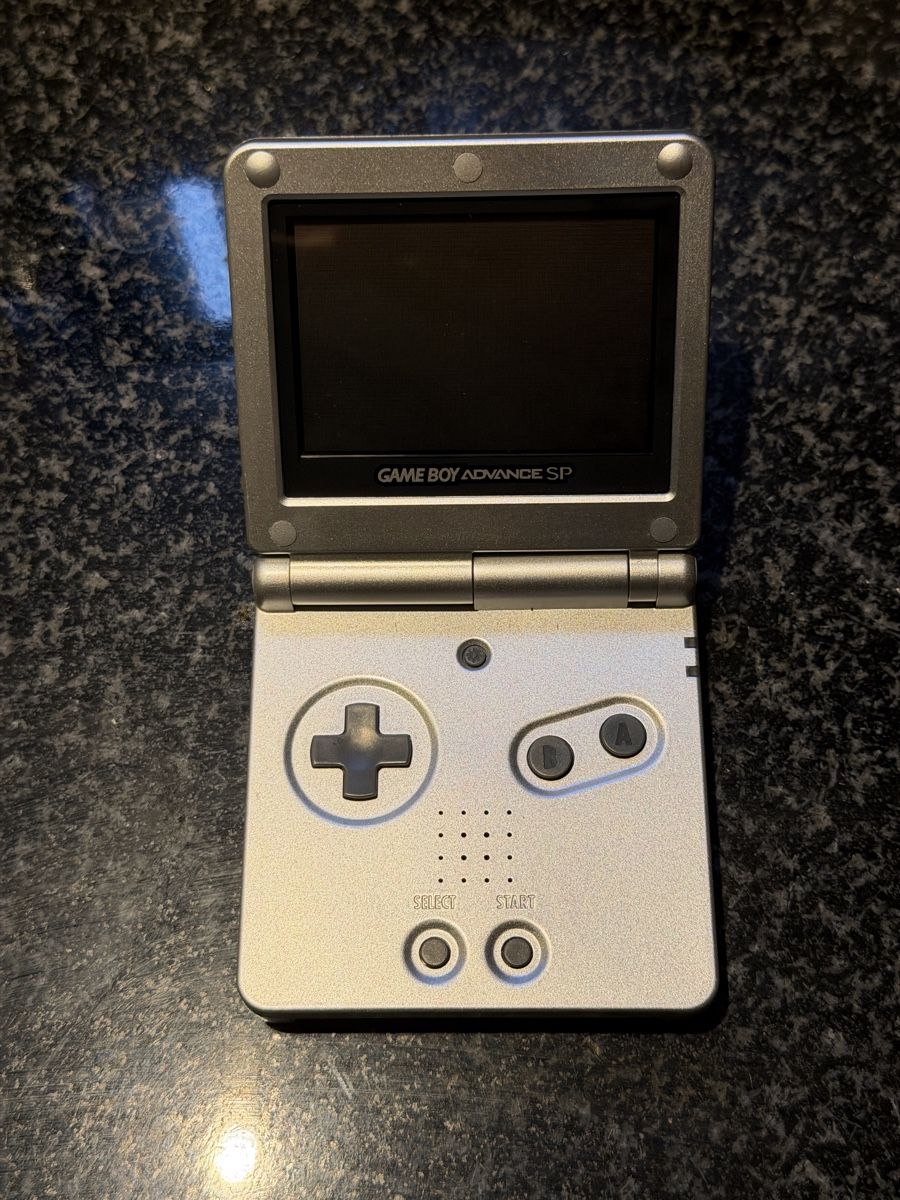 Nintendo Consoles: Gameboy Advance SP Silver USB-C – D'occasion à Lausanne par Planet_Faisceaux 3