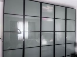 Sehr schöner Kleiderschrank mit passender Kommode.