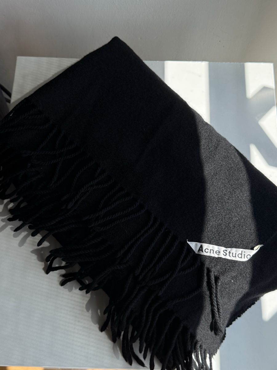Acne Studios Foulards & écharpes: Acne Studios Oversized Wool Scarf / Shawl - Schwarz – D'occasion à Zürich par ang_thj9 4