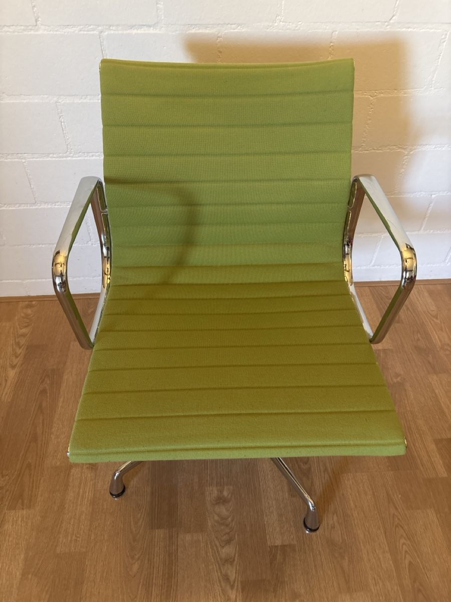 Vitra Stühle: Vitra Eames Alu Chair Hopsak Stoff grün – Gebraucht aus Basel von magnummarine 1