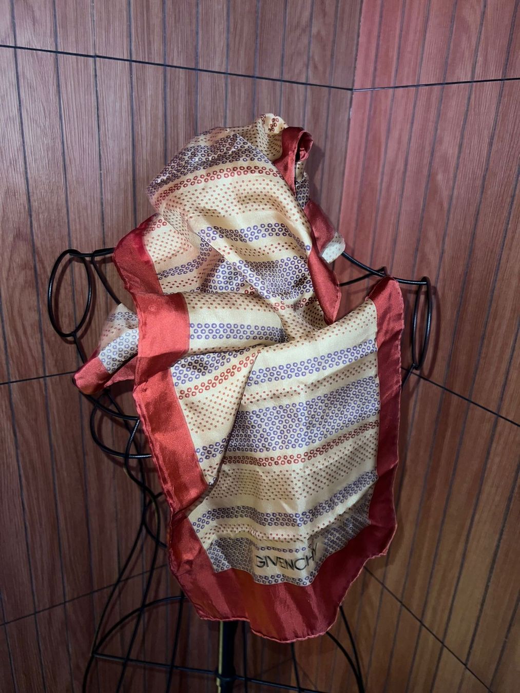 Givenchy Foulard & Sciarpe: Givenchy Paris Seidenschal Vintage Rot-Beige – Usato da Winterthur venduto da Dejv