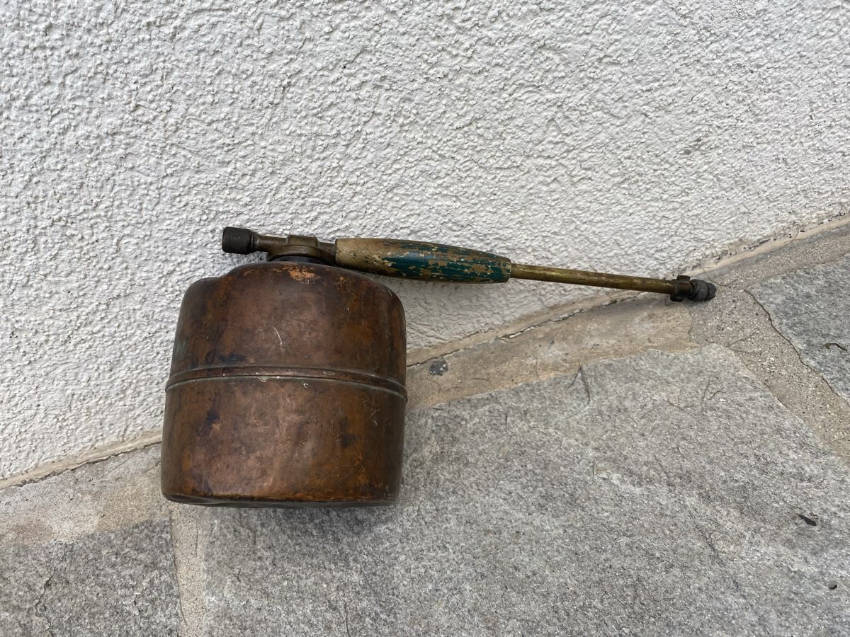Tutti gli attrezzi: Drucksprüher aus Kupfer mit Holzgriff – Usato da Castasegna venduto da duck007