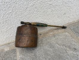 Drucksprüher aus Kupfer mit Holzgriff