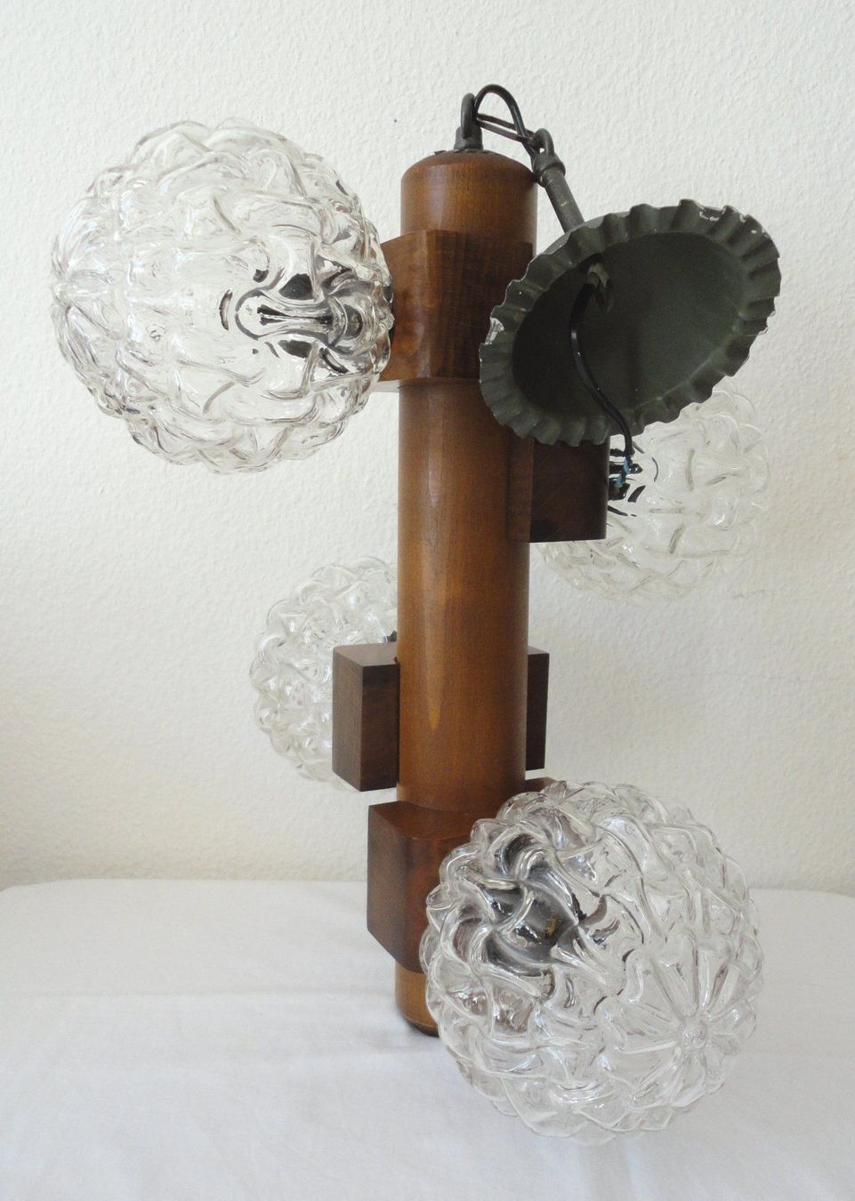 Lampes: Vintage Deckenlampe;Holzstab/4Glaskugeln+Metallbaldachin70er – D'occasion à zürich par parts5060 1
