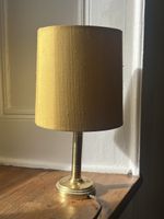 Lampe de table classique en laiton avec abat-jour doré