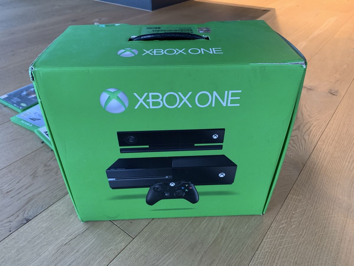 Microsoft Console: Xbox One Bundle with Games and Two Controllers! – Usato da Unterägeri venduto da Tommtes