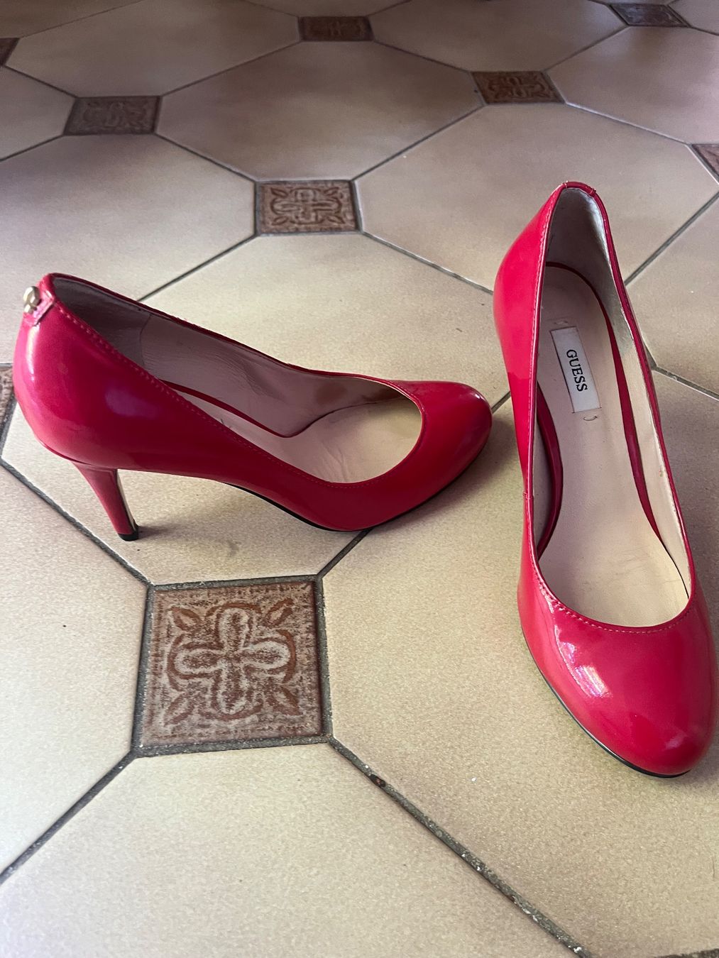 Guess Scarpe da donna: Escarpins GUESS vernis rouges taille 36 – Usato da Bellevue venduto da utilisatratice
