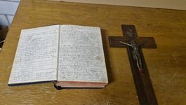 Antike Bibel, Rarität mit Kreuz