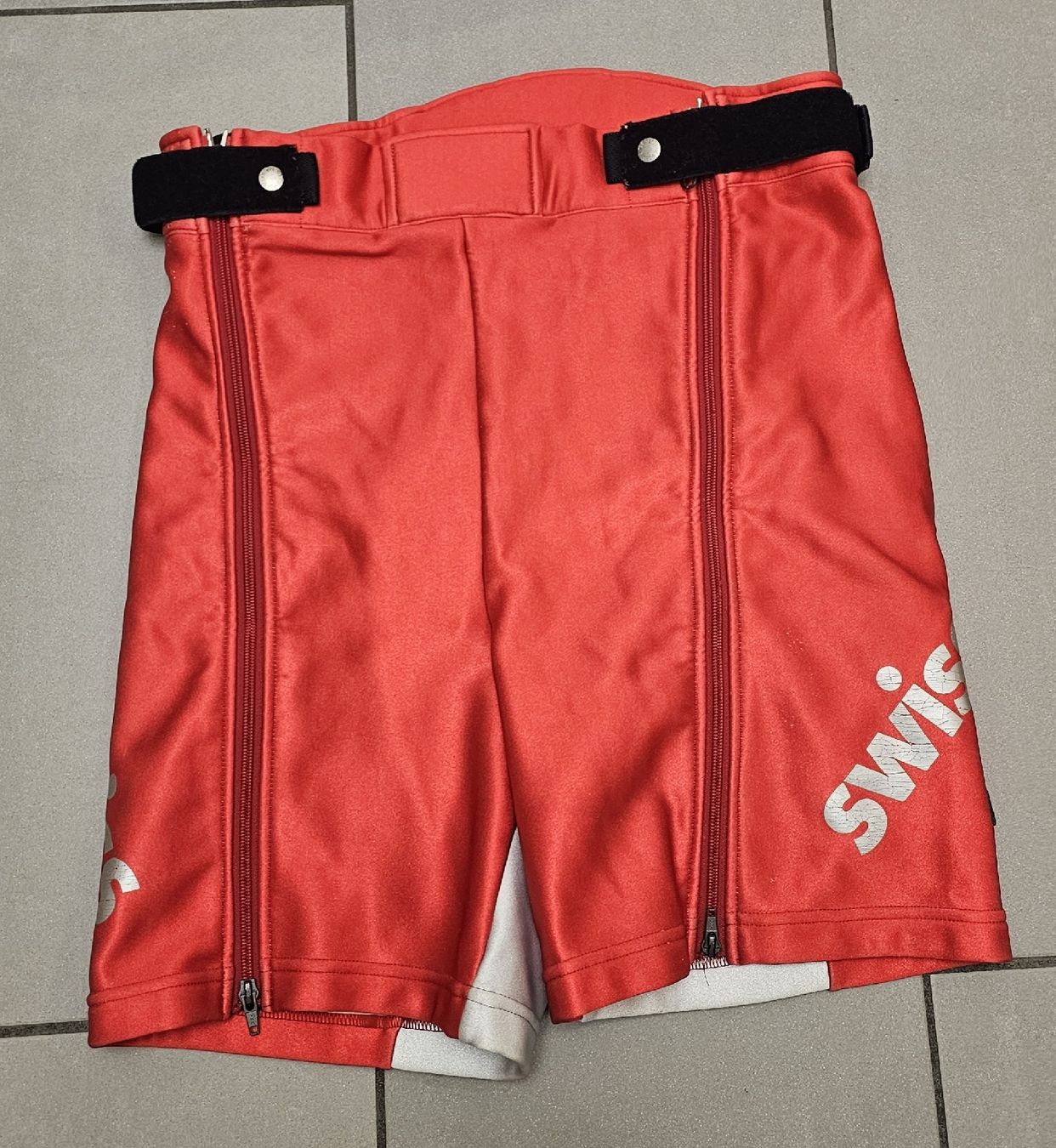 Pantaloni: Descente Swiss Ski Team Short – Usato da Payerne venduto da UpPower 1