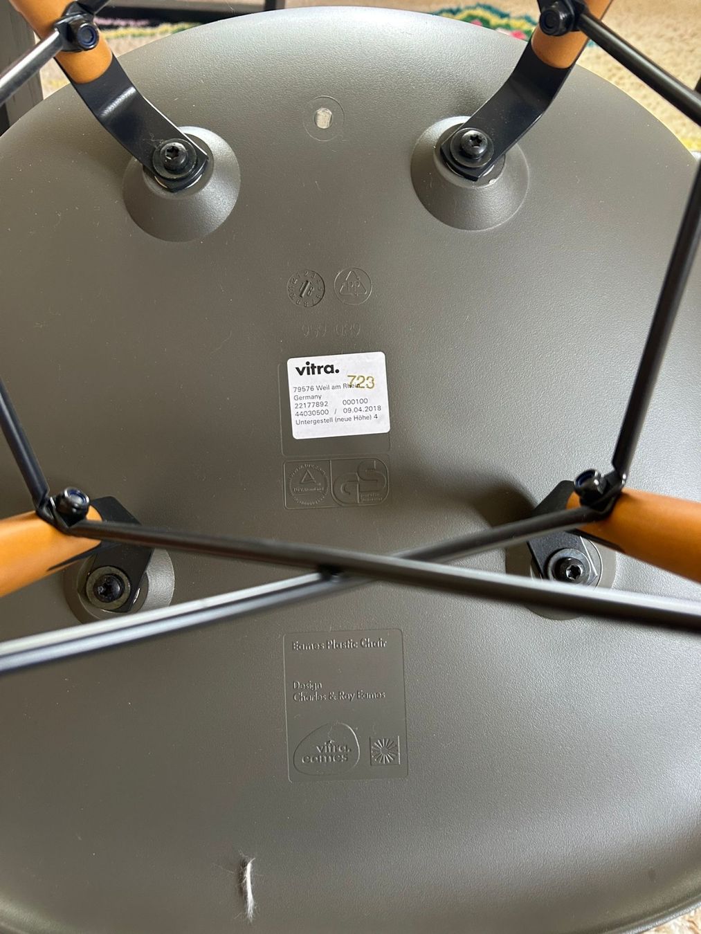 Vitra Sedie: Eames Plastic Side Chair DSR - Vitra, Basalt – Usato da Bern venduto da mo04 5