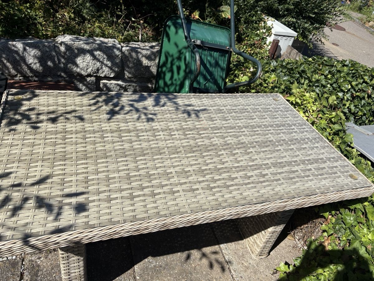 Tische: Gartentisch Rattan gebraucht – Gebraucht aus Aesch (Neftenbach) von franziskaroehr