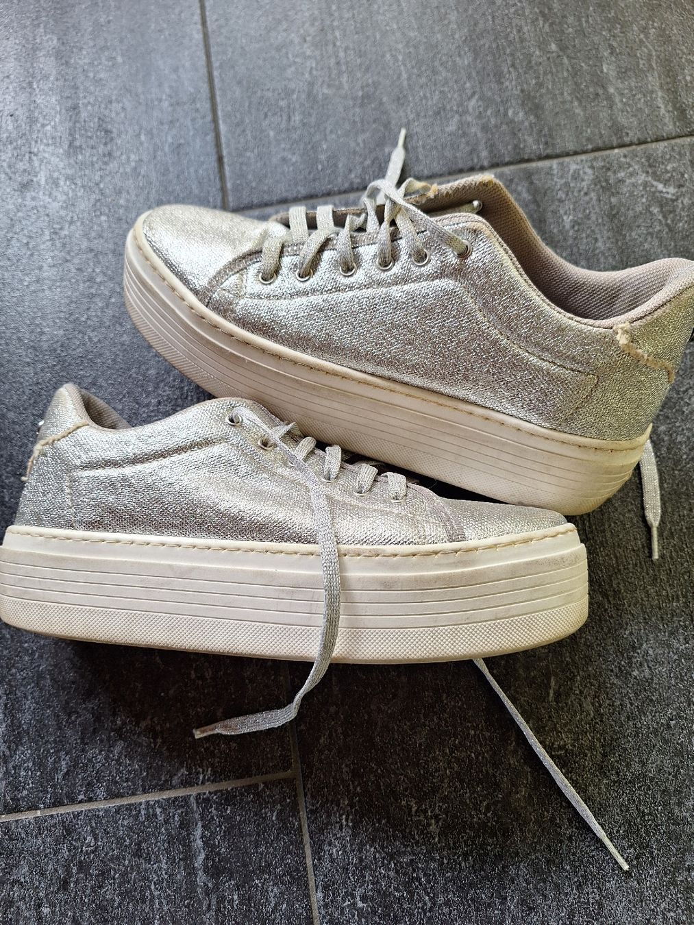 Guess Schuhe für Mädchen: Guess Sneaker silber Plateau Grösse 37  – Gebraucht aus Utzigen von Velvet8 2