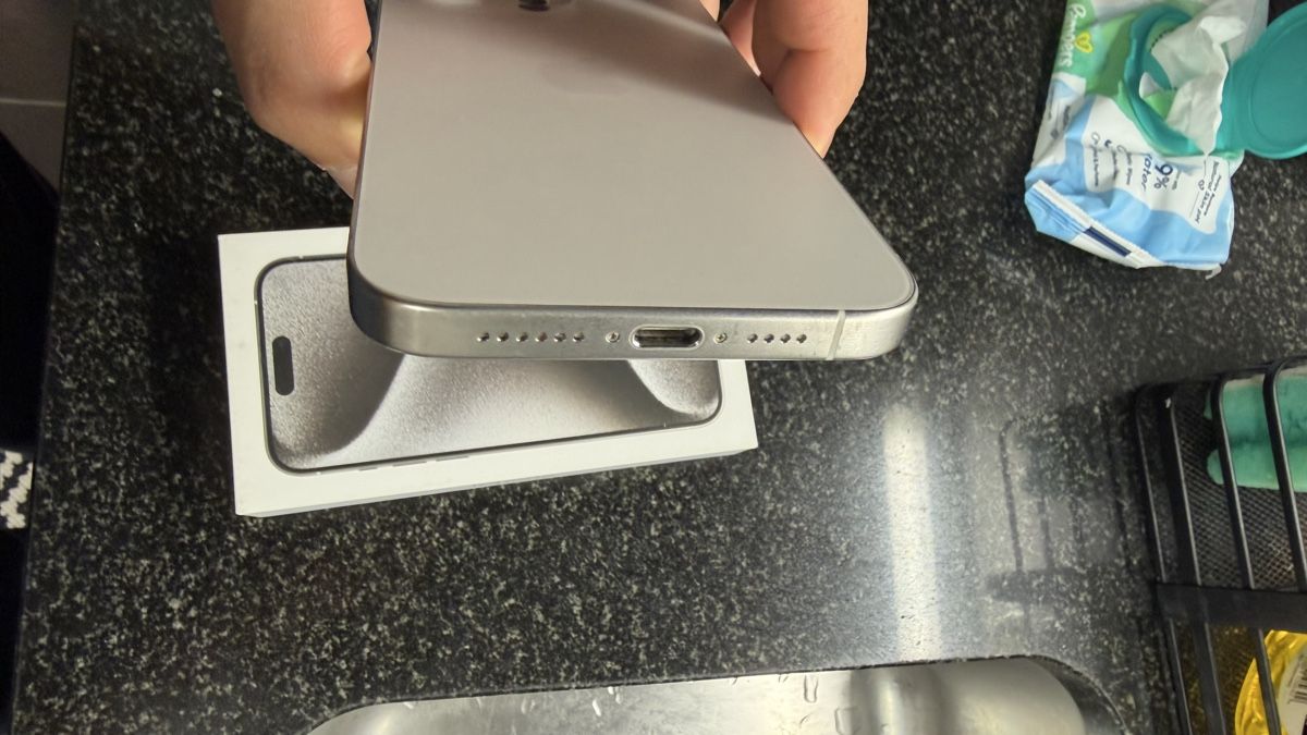 Apple Telefoni cellulari / Smartphones: iPhone 15 Pro Max, 256GB, Silber -Top Zustand – Usato da Niederuzwil venduto da Ismailb12 9