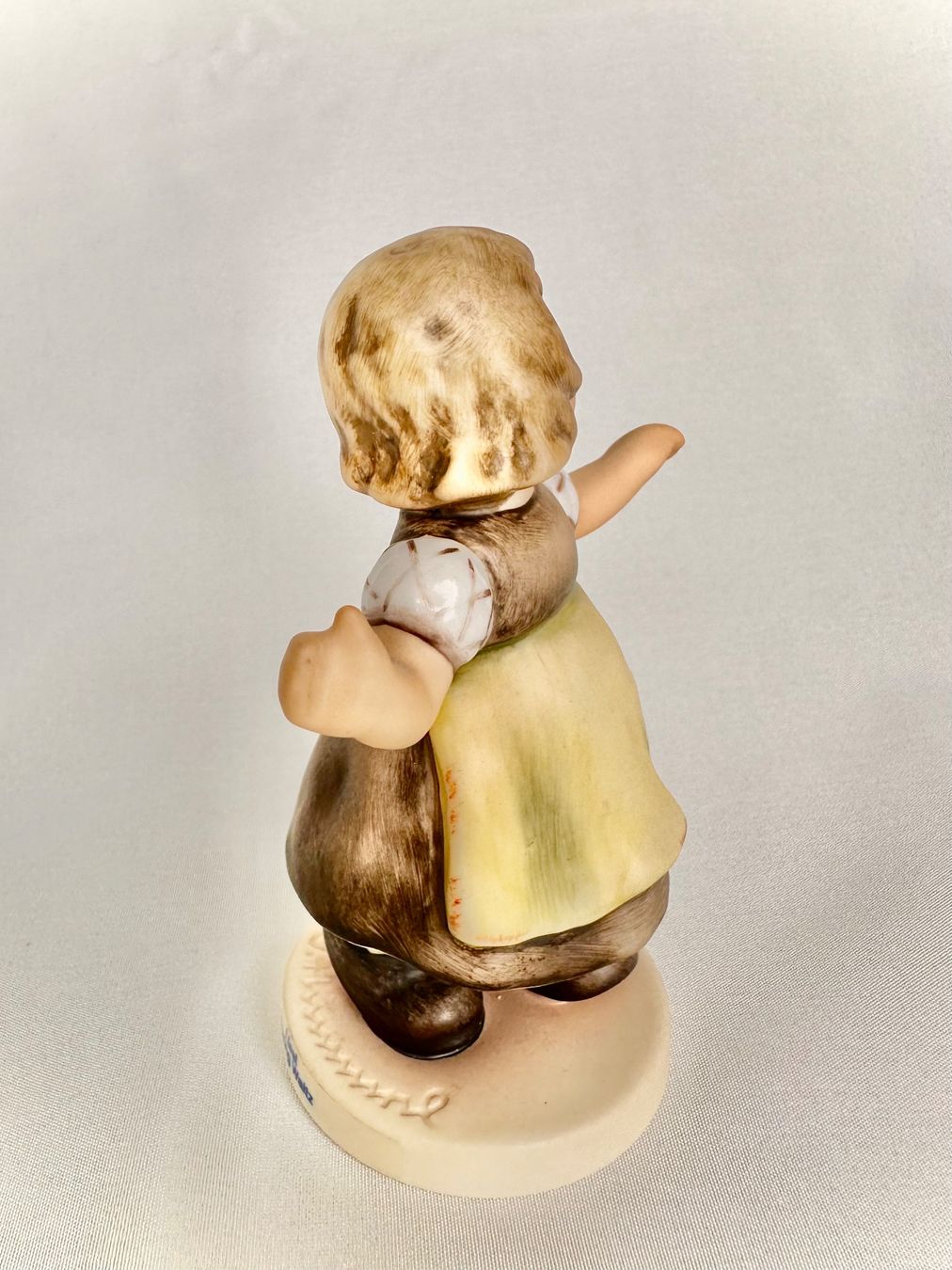 Hummel Statuette: Schöne Goebel Hummel Figur Mädchen "Liesl" – Usato da Steinen venduto da SputnikSweetheart 3