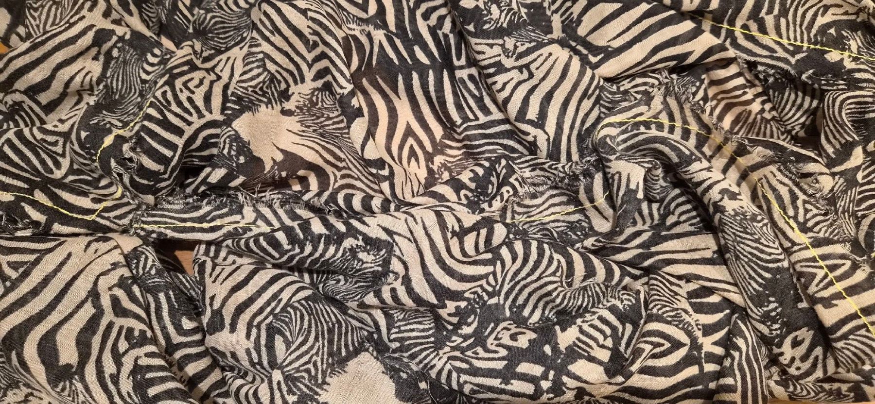 Foulard & Sciarpe: Saint Tropez-Schal mit Zebramuster – Usato da Brunnen venduto da Livianda 2