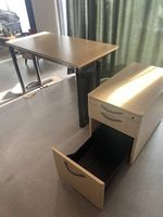 Massiver Büro-Schreibtisch inkl. Rollcontainer